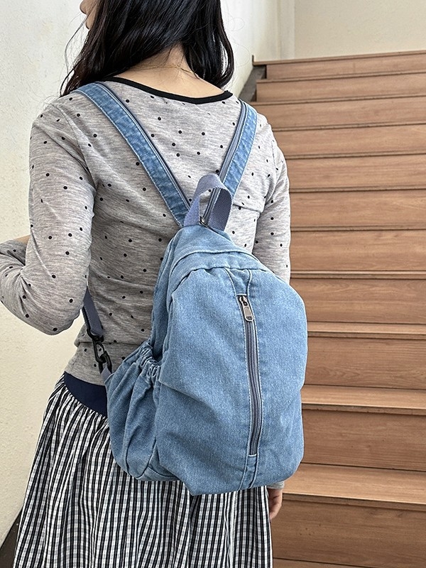 Denim ruksak za putovanja i aktivnosti na otvorenom, opušteni kampus stil, retro jednobojni dizajn, pogodan za 10-inčni prijenosnik