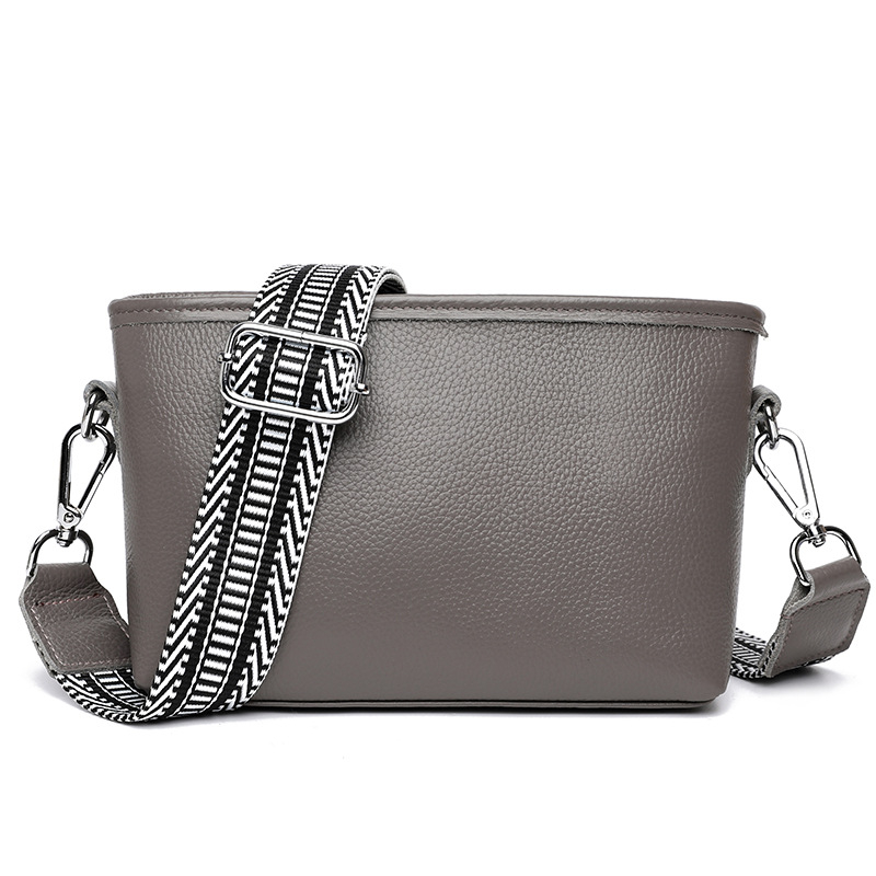 Női valódi bőr bucket táska széles vállpánttal, minimalista crossbody, 2025-ös új modell.