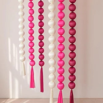 Ghirlandă cu mingi textile pentru nuntă — decor de perete pentru sufragerie