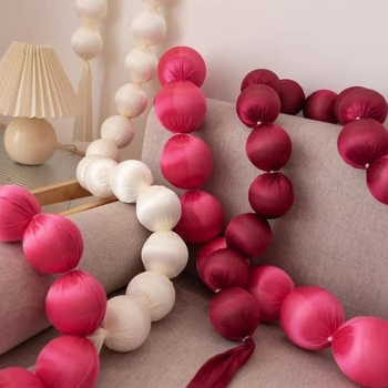 Ghirlandă cu mingi textile pentru nuntă — decor de perete pentru sufragerie