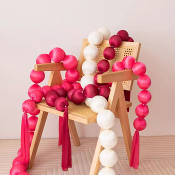 Ghirlandă cu mingi textile pentru nuntă — decor de perete pentru sufragerie