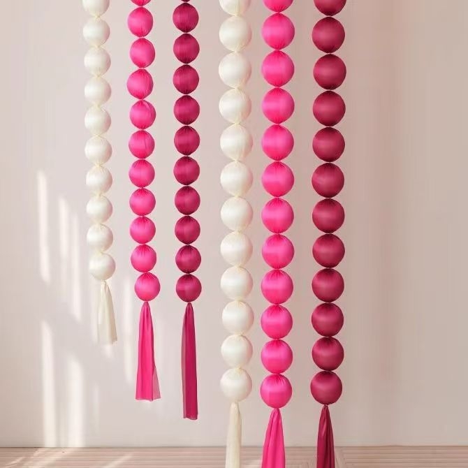 Ghirlandă cu mingi textile pentru nuntă — decor de perete pentru sufragerie