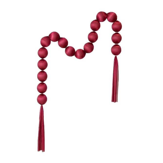 Ghirlandă cu mingi textile pentru nuntă — decor de perete pentru sufragerie