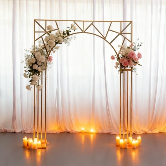 Aranjament floral artificial, flori de cireș, pentru fundal de nuntă — arc floral cu ramă în formă de coarne, decor scenă
