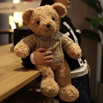 Veliki plišani medo s košulom i džemperom