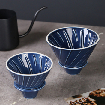 Set ceramic pentru cafea V60: filtru conic cu relief, pâlnie de picurare și cană de servire