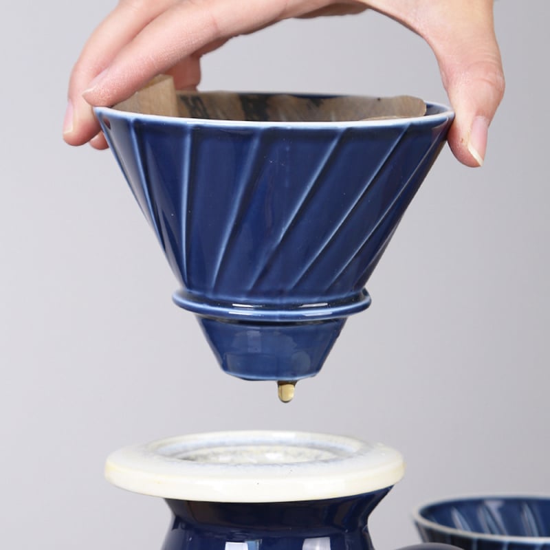 Set ceramic pentru cafea V60: filtru conic cu relief, pâlnie de picurare și cană de servire