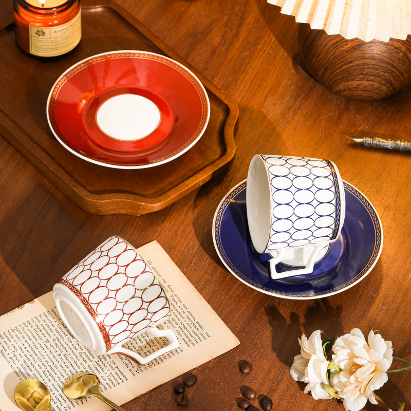 Set de cafea și ceai într-o cutie cadou de lux, stil european, ceramică pentru cappuccino și farfurioare