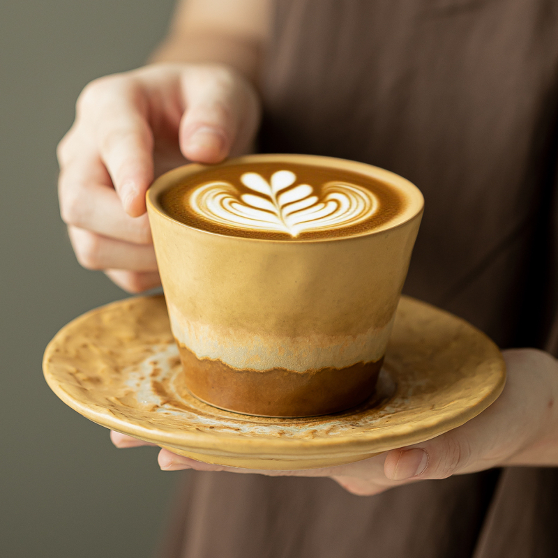 Set de cești de cafea cu farfurioară în stil retro, ceașcă din ceramică pentru latte art creativ, cană elegantă pentru uz casnic.