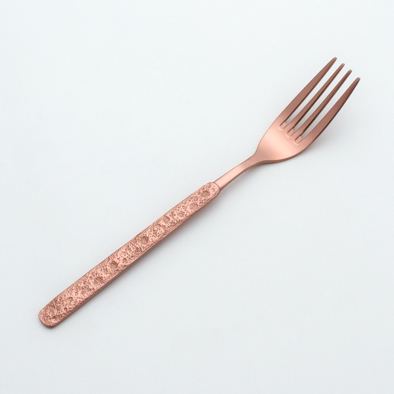 Σετ μαχαιροπίρουνων από ανοξείδωτο ατσάλι με μοτίβο χτυπήματος σε ρωγμές από πάγο; περιλαμβάνει μαχαίρι επιτραπέζιο, πιρούνι επιτραπέζιο, κουτάλι, κουτάλι τσαγιού και πιρούνι τσαγιού; ελαφρύς πολυτελής στυλ για ξενοδοχεία και εστιατόρια; 430 ανοξείδωτος χά