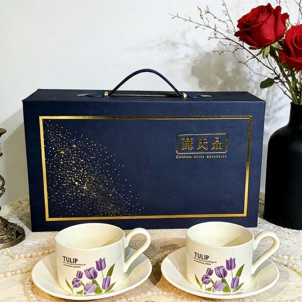 Cană de cafea ceramică cu farfurioară, set pentru cupluri — cadou de nuntă