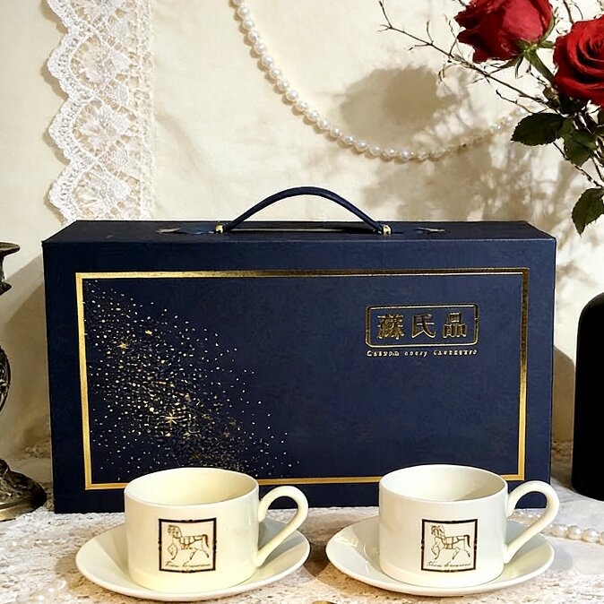 Cană de cafea ceramică cu farfurioară, set pentru cupluri — cadou de nuntă