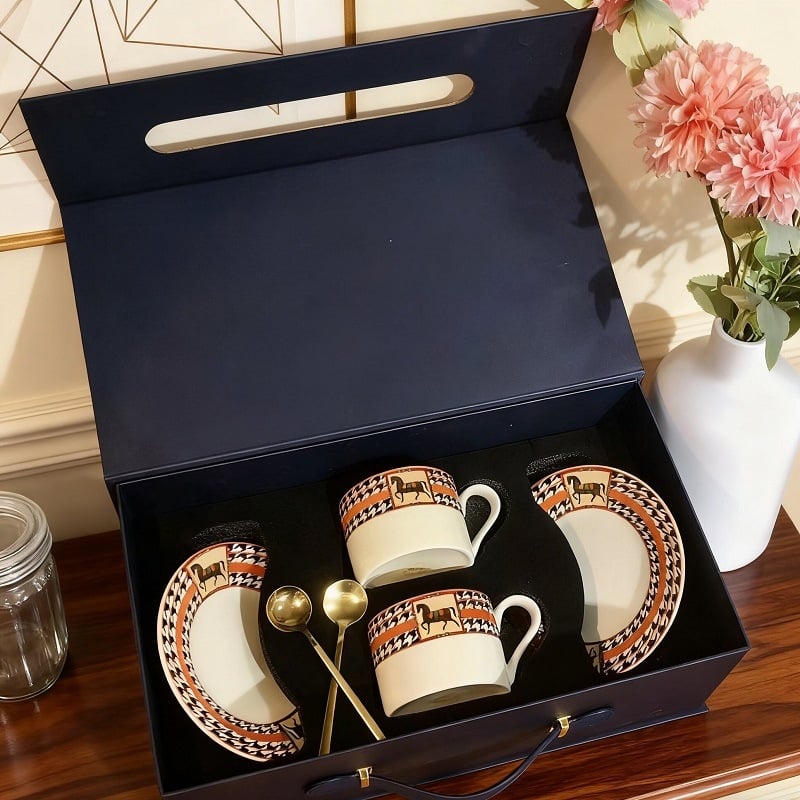 Cană de cafea ceramică cu farfurioară, set pentru cupluri — cadou de nuntă