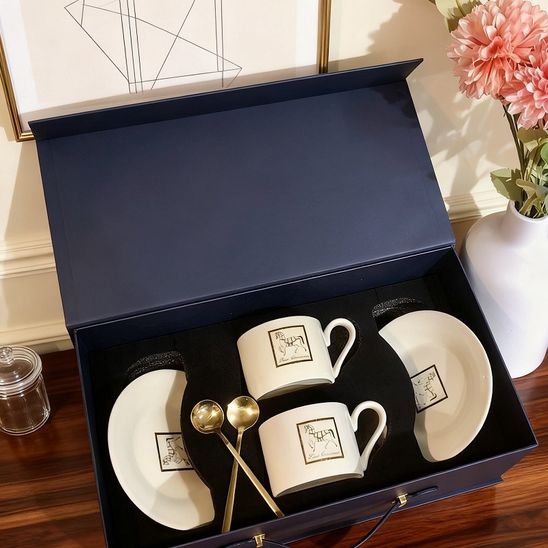 Cană de cafea ceramică cu farfurioară, set pentru cupluri — cadou de nuntă