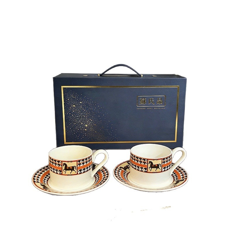 Cană de cafea ceramică cu farfurioară, set pentru cupluri — cadou de nuntă