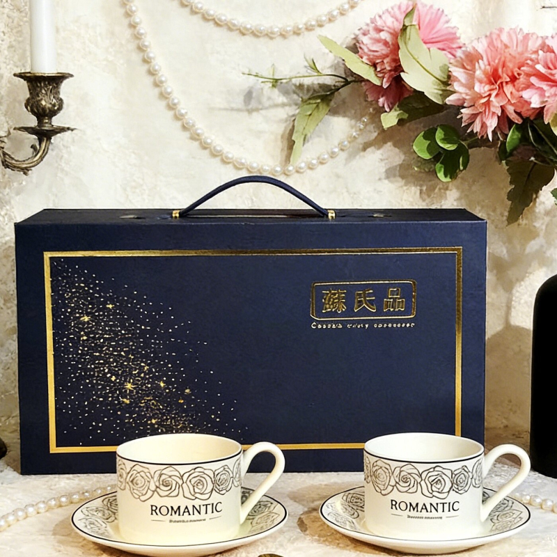 Cană de cafea ceramică cu farfurioară, set pentru cupluri — cadou de nuntă