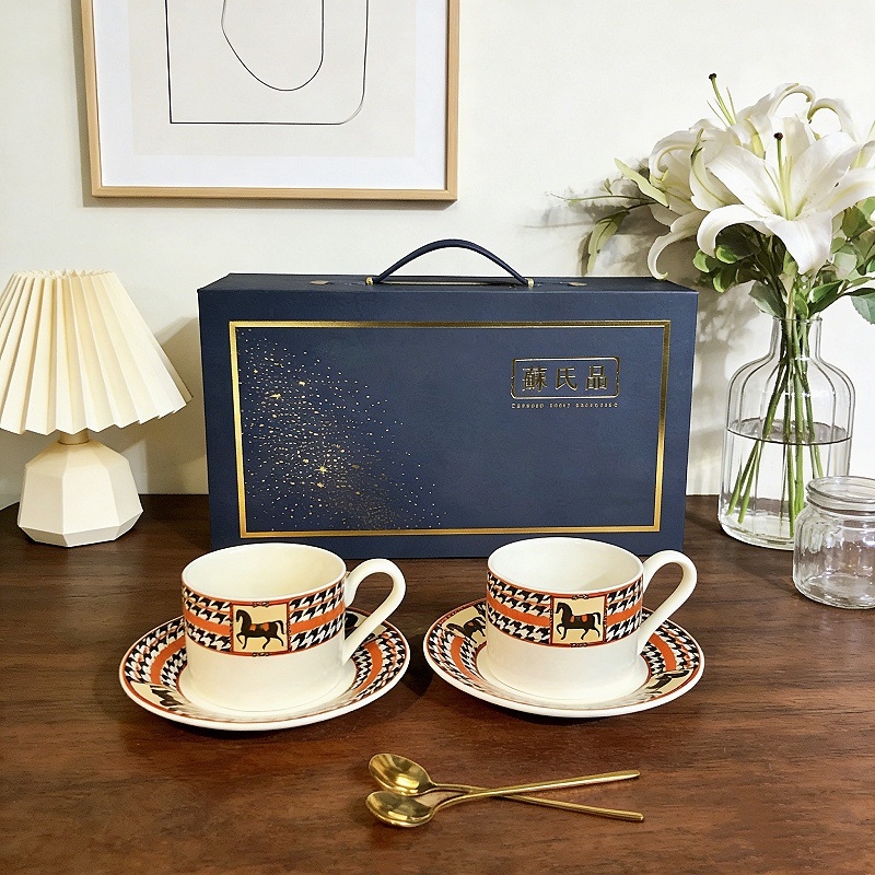 Cană de cafea ceramică cu farfurioară, set pentru cupluri — cadou de nuntă
