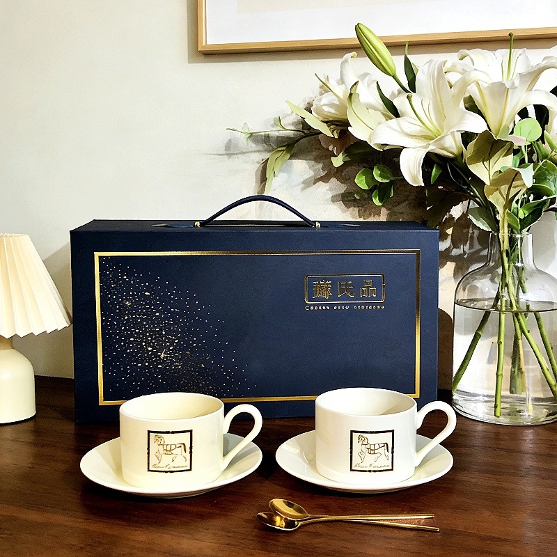 Cană de cafea ceramică cu farfurioară, set pentru cupluri — cadou de nuntă