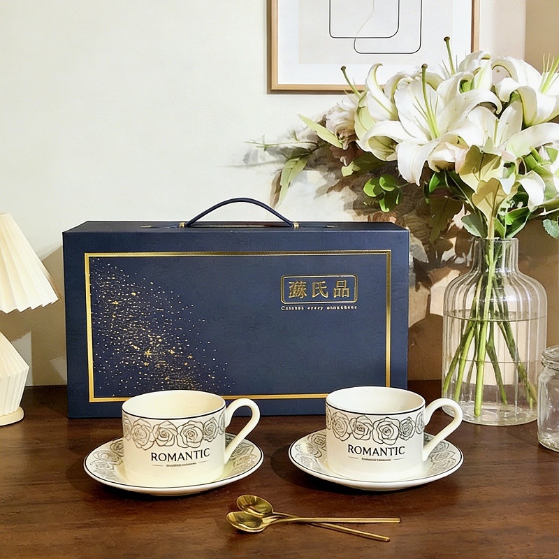 Cană de cafea ceramică cu farfurioară, set pentru cupluri — cadou de nuntă