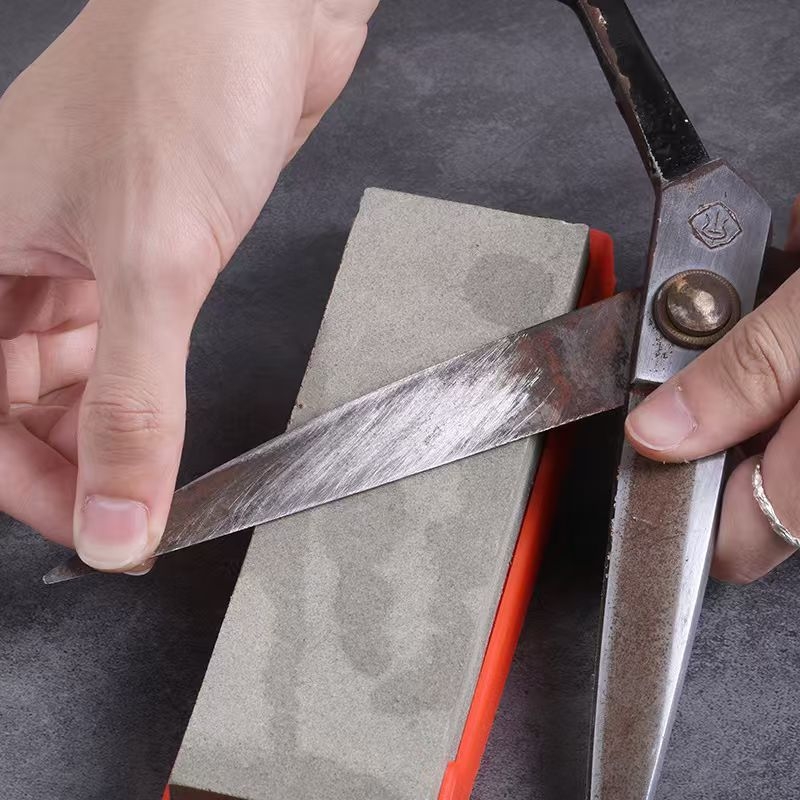 Piatra de ascuțit cu două fețe pentru cuțite, bază inclusă, corind maro