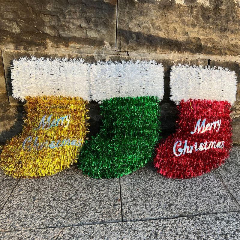Ornamente de Crăciun din plastic, pandantive pentru brad, șosete de Crăciun și obiecte hand-made