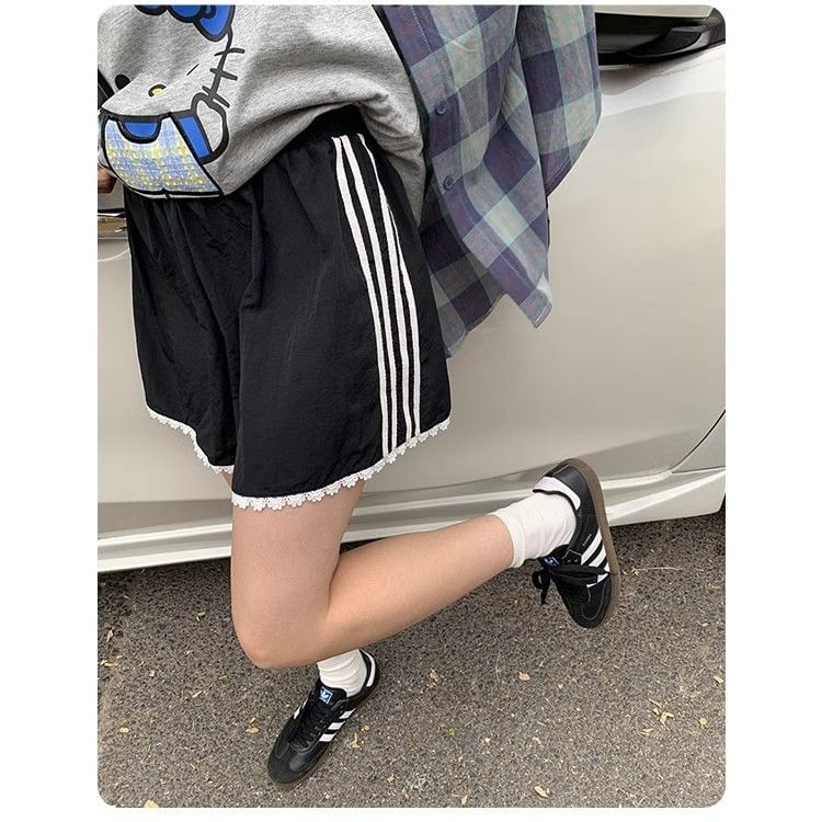Pantalone s čipkastim bočnim panelima, visokim strukom, 3/4 duljine, širokog kroja