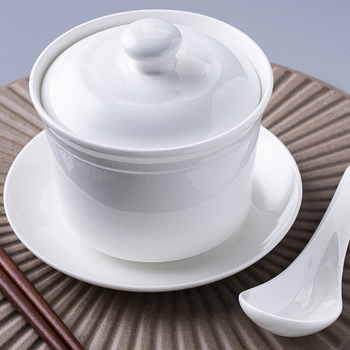 Vas ceramic din porțelan osos alb, cu capac, pentru o porție, cu interior și colorare sub glazură pentru ou fiert la abur