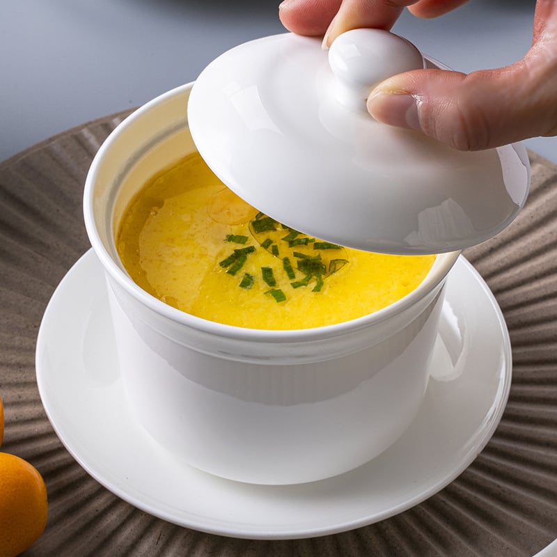 Vas ceramic din porțelan osos alb, cu capac, pentru o porție, cu interior și colorare sub glazură pentru ou fiert la abur
