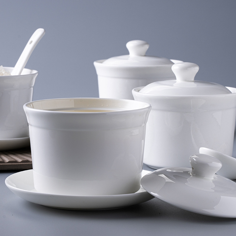 Vas ceramic din porțelan osos alb, cu capac, pentru o porție, cu interior și colorare sub glazură pentru ou fiert la abur