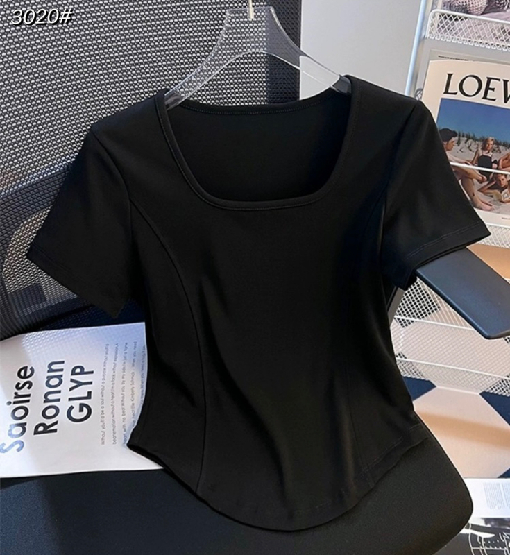 Ženski T‑shirt s U-dekolteom i motivom riblje kosti, kratki rukavi, uski kroj