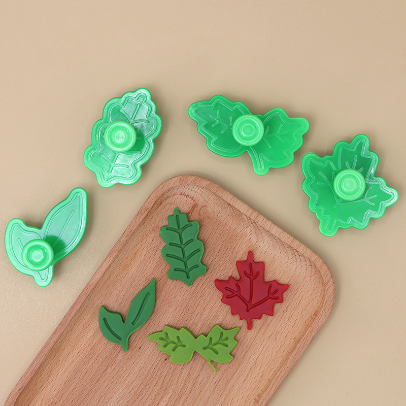Set de 4 forme de biscuiți în formă de frunză din plastic