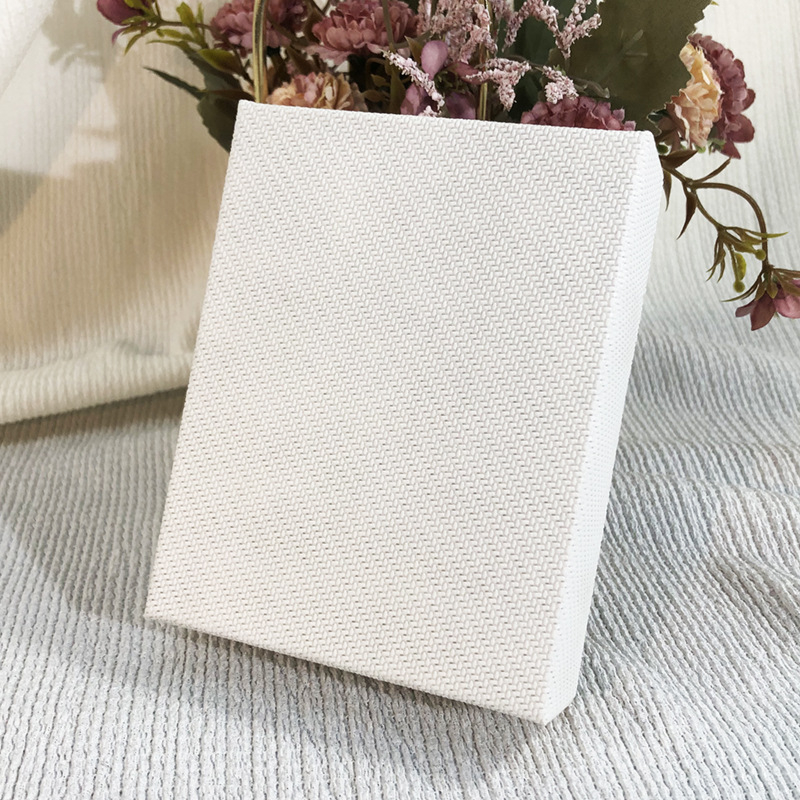 Chanel-inspirirana minimalistička kutija za nakit s tkaninskim premazom i poklopcem, za naušnice, perle i ogrlice.