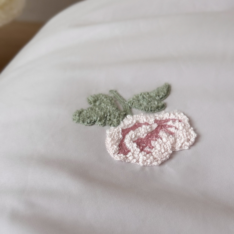Set de lenjerie de pat din bumbac periat pentru toamnă‑iarnă, cu broderie de trandafiri – patru piese