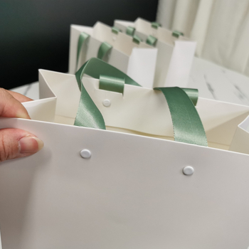 În stoc – pungi cadou corporative elegante pentru festivități de deschidere, personalizabile prin imprimare de logo, pungi de hârtie cu mâner