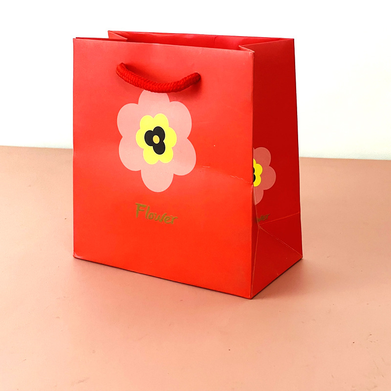 Saci de cadou cu personaje de desene animate pentru Ziua Copilului, model pătrățos în carouri, carton alb