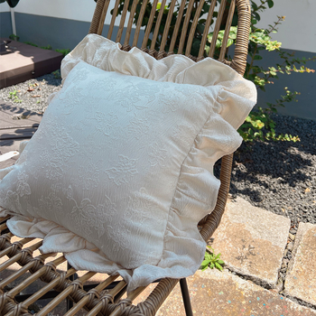 Perne decorative în stil franțuzesc: lux retro de palat, husă din material textil și dantelă cu margine ondulată