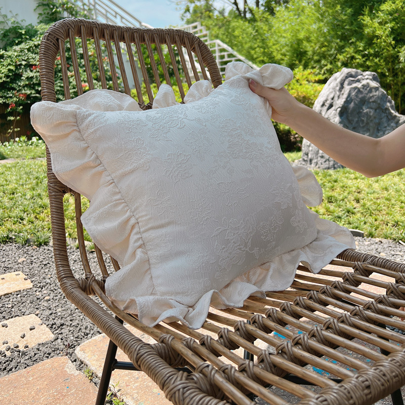 Perne decorative în stil franțuzesc: lux retro de palat, husă din material textil și dantelă cu margine ondulată