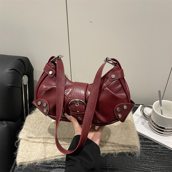 Retro bikerska torbica s nitima i naborima u obliku polumjeseca, mala crossbody torba za svakodnevnu upotrebu (Proljeće 2026)