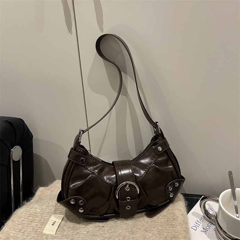 Retro bikerska torbica s nitima i naborima u obliku polumjeseca, mala crossbody torba za svakodnevnu upotrebu (Proljeće 2026)