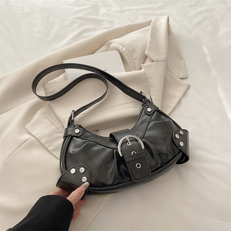 Retro bikerska torbica s nitima i naborima u obliku polumjeseca, mala crossbody torba za svakodnevnu upotrebu (Proljeće 2026)