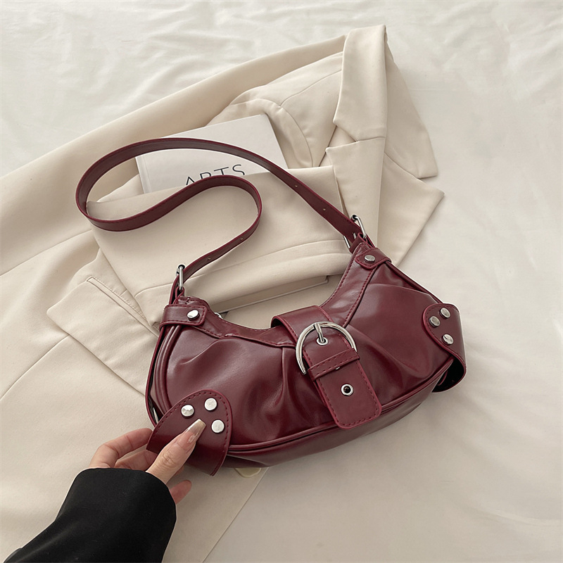 Retro bikerska torbica s nitima i naborima u obliku polumjeseca, mala crossbody torba za svakodnevnu upotrebu (Proljeće 2026)