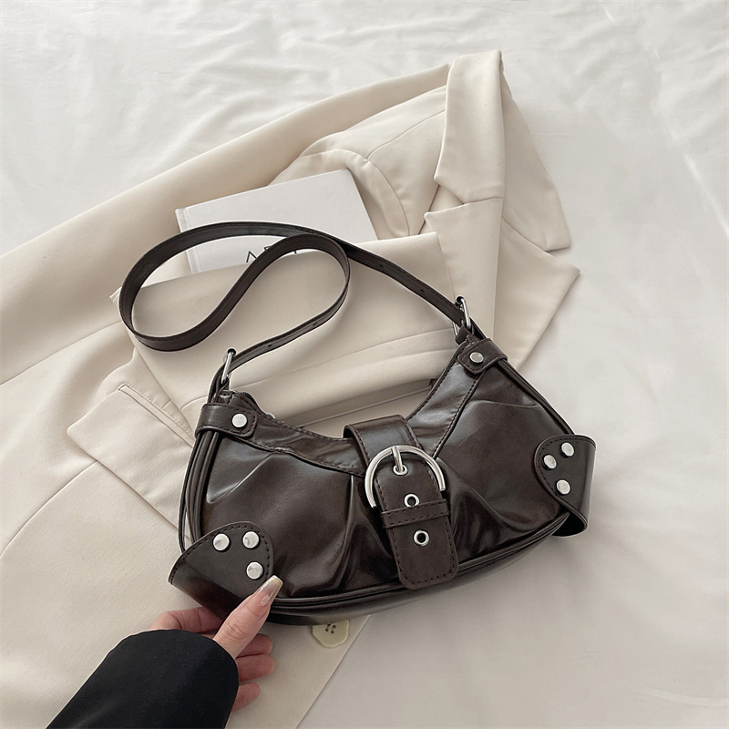 Retro bikerska torbica s nitima i naborima u obliku polumjeseca, mala crossbody torba za svakodnevnu upotrebu (Proljeće 2026)
