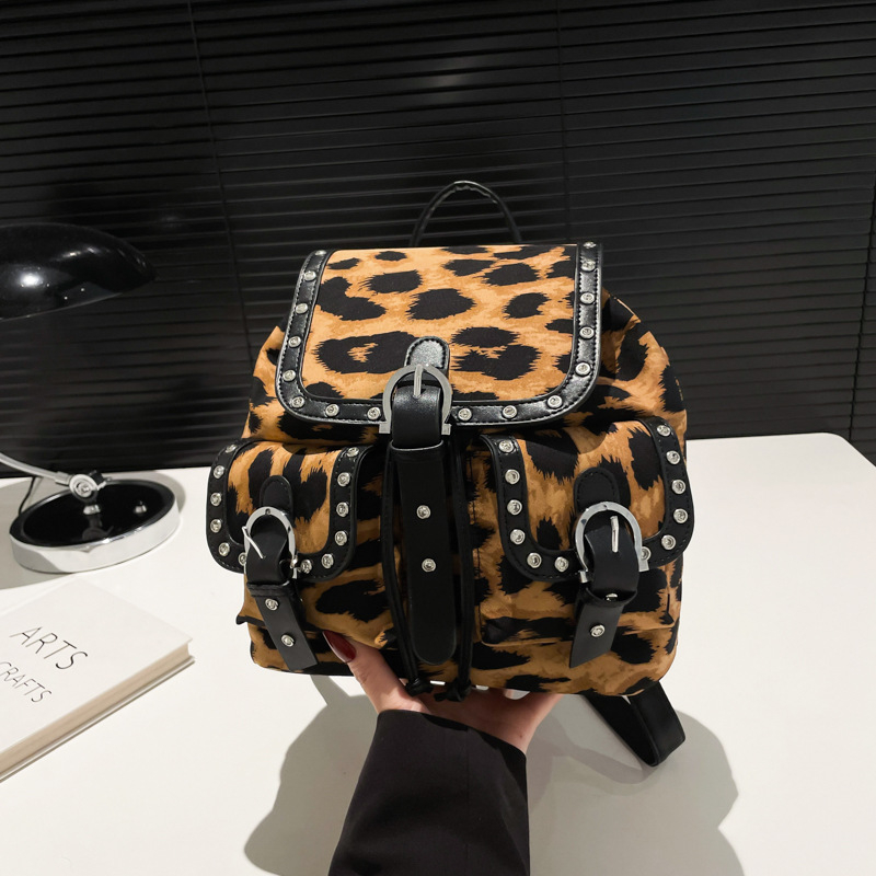 Leopard uzorak ruksak s preklopom, retro zapadnjački stil, metalnim zakovicama, velikog kapaciteta