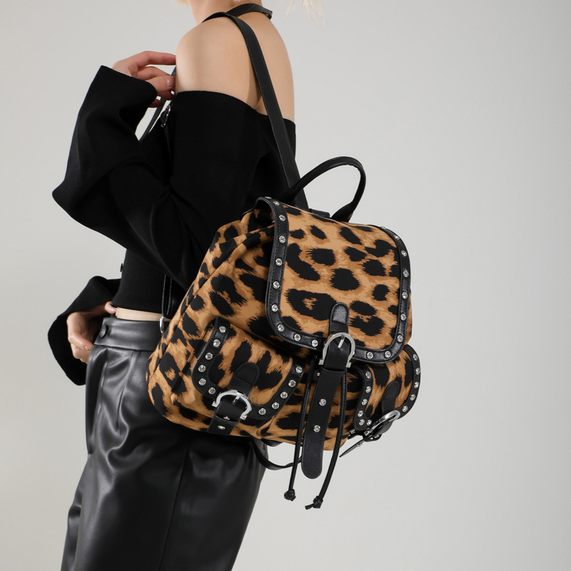 Leopard uzorak ruksak s preklopom, retro zapadnjački stil, metalnim zakovicama, velikog kapaciteta
