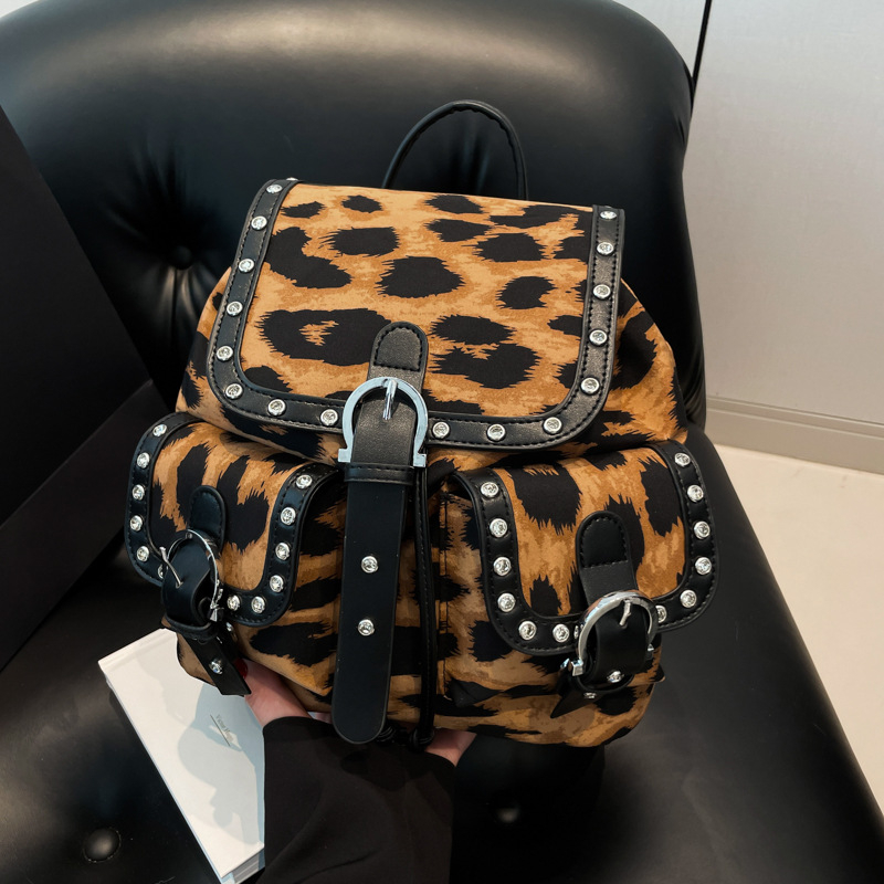 Leopard uzorak ruksak s preklopom, retro zapadnjački stil, metalnim zakovicama, velikog kapaciteta