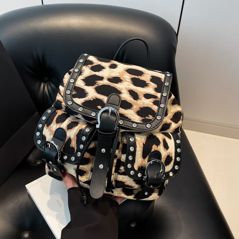 Leopard uzorak ruksak s preklopom, retro zapadnjački stil, metalnim zakovicama, velikog kapaciteta
