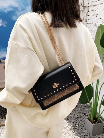 PU kožna mala kvadratna crossbody torbica, s lancem i metalnim rivetima