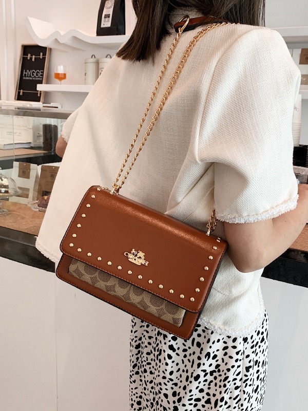 PU kožna mala kvadratna crossbody torbica, s lancem i metalnim rivetima