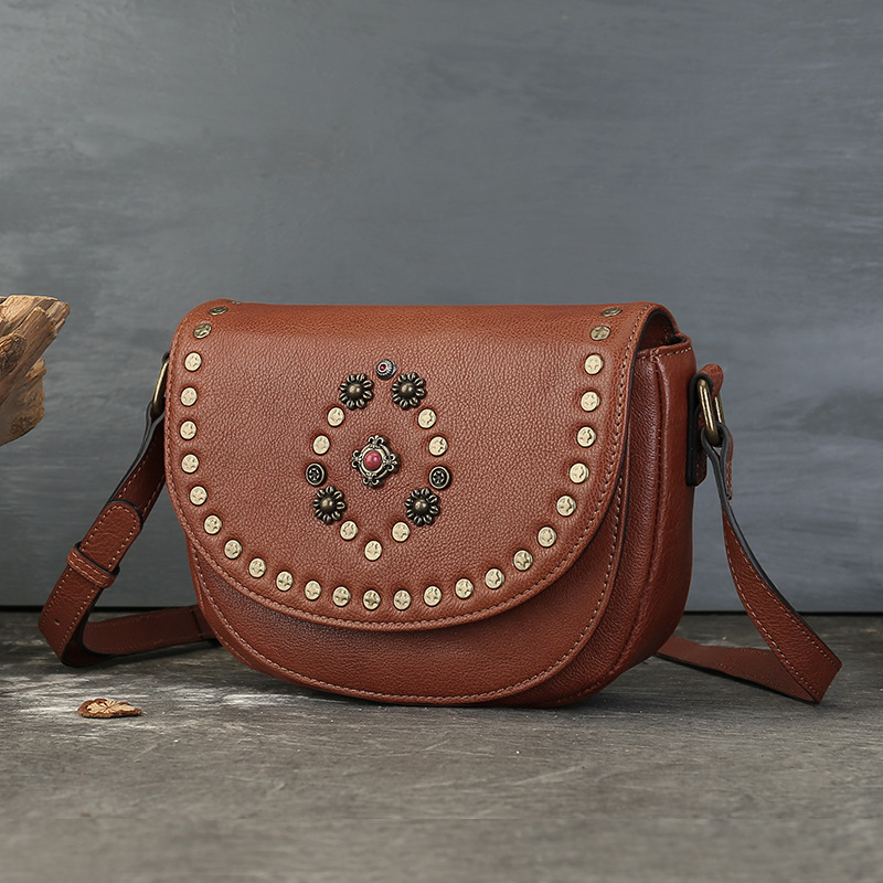 Torba u stilu sedla od prve sloje kože, riveti, ručno izrađeni ukrasi od kamenčića, retro crossbody za žene