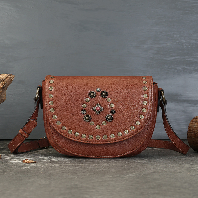 Torba u stilu sedla od prve sloje kože, riveti, ručno izrađeni ukrasi od kamenčića, retro crossbody za žene